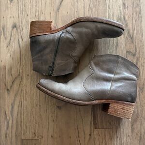 Kork-Ease Casper bootie women 8.0 grey leather. Guc. Sole repair needed